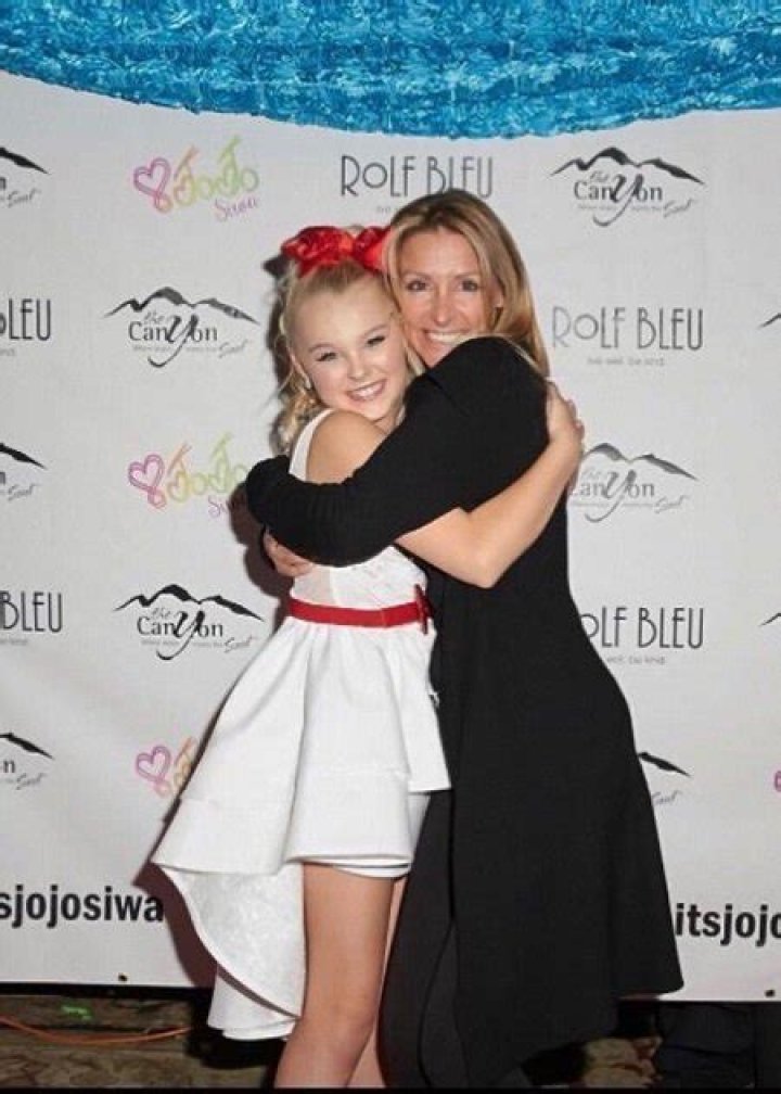 Caryn Sterling hugging JoJo Siwa.