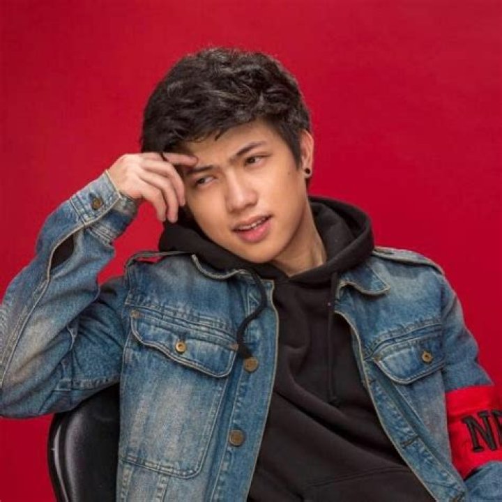 Ranz Kyle posing for the photo wearing black and yellow t shirt