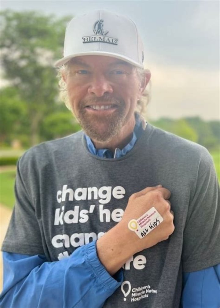 Toby Keith Height - CelebsHeight.org