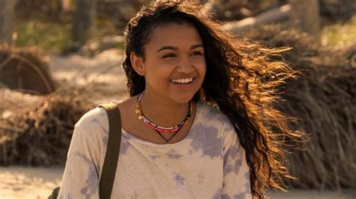 Who plays Kiara in Outer Banks?